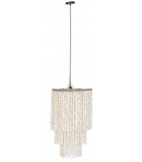 Lámpara de techo boho de conchas y fibras naturales trenzadas.