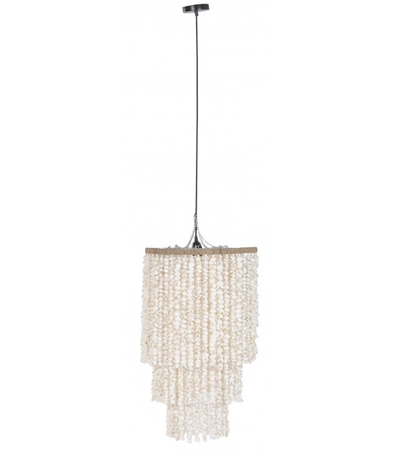 Lámpara de techo boho de conchas y fibras naturales trenzadas.