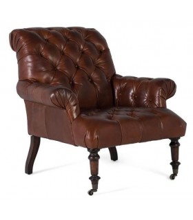 Butaca clásica tapizada en piel marrón con patas de madera.