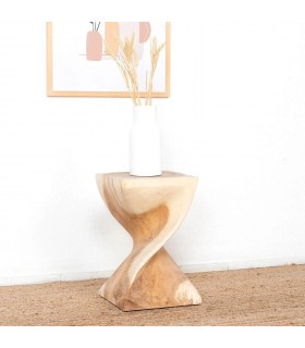 Mesita auxiliar wabi sabi de madera natural tallada a mano.