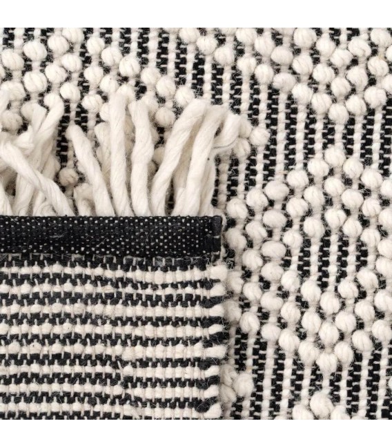 Alfombra grande blanca y negra de lana y algodón artesanal. 4