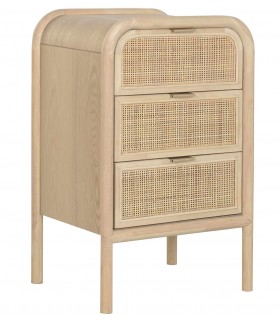 Mesita de noche boho de madera y ratán natural con tiradores dorados.