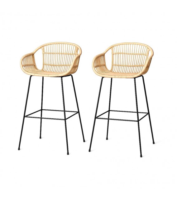 Set 2 taburetes de barra en ratán trenzado y metal negro, estilo boho.