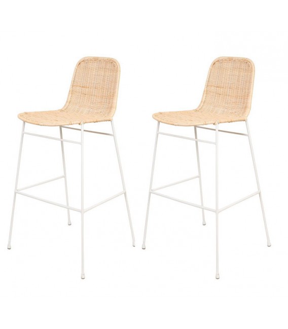 Taburete alto boho con asiento de ratán natural y estructura blanca.