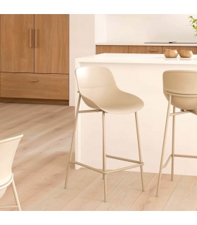 Set 4 taburetes beige nórdicos con base metálica resistente.