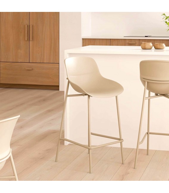Set 4 taburetes beige nórdicos con base metálica resistente.