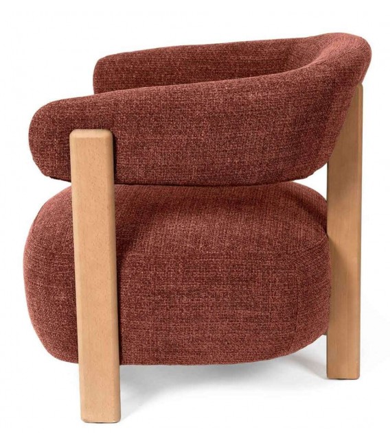 Butaca nórdica madera natural tapizada en cálido color teja 2