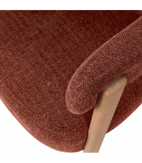 Butaca nórdica madera natural tapizada en cálido color teja 5