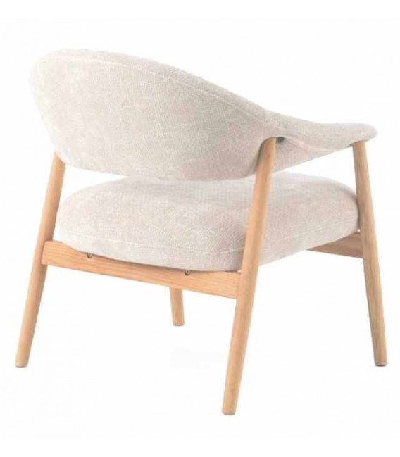 Butaca nórdica roble y chenilla para crear espacios acogedores 3