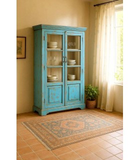 Vitrina boho azul decapada con interior blanco cálido y luminoso Mdmhogar