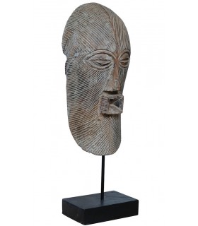 Figura decorativa étnica en madera tallada gris patinada natural