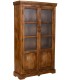 Vitrina de madera maciza de mango color nogal con dos puertas