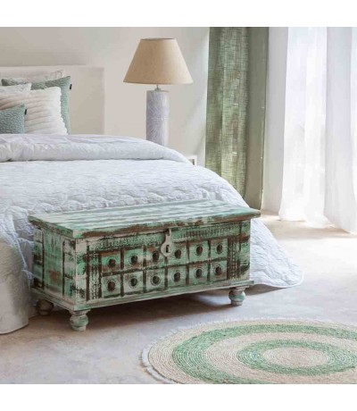 Baúl de madera de mango en verde decapado con detalles en metal Mdmhogar