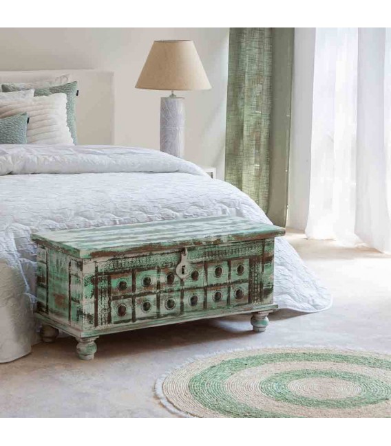 Baúl de madera de mango en verde decapado con detalles en metal Mdmhogar
