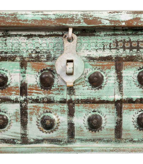 Baúl de madera de mango en verde decapado con detalles en metal 5