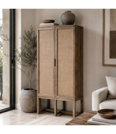 Armario boho de madera y ratán natural de gran capacidad.