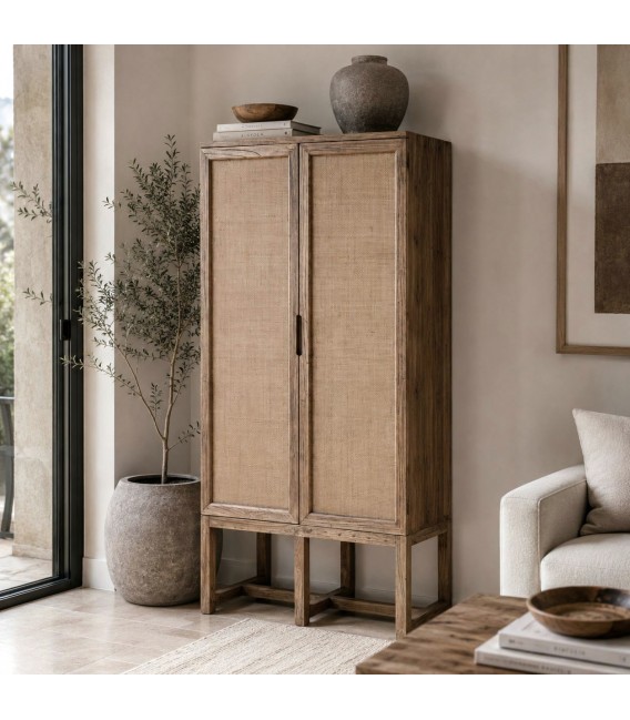 Armario boho de madera y ratán natural de gran capacidad.