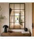 Espejo rectangular alto de metal negro con diseño industrial sobrio. Mdmhogar