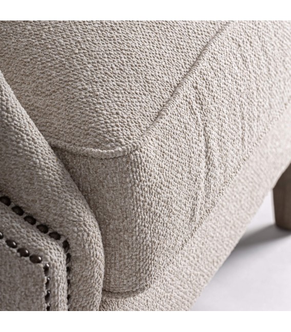 Sillón orejero grande tapizado en chenilla blanco roto clásico 7