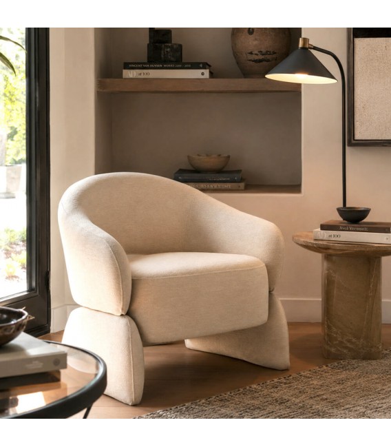 Butaca cómoda tapizada en tela aterciopelada de color beige Mdmhogar