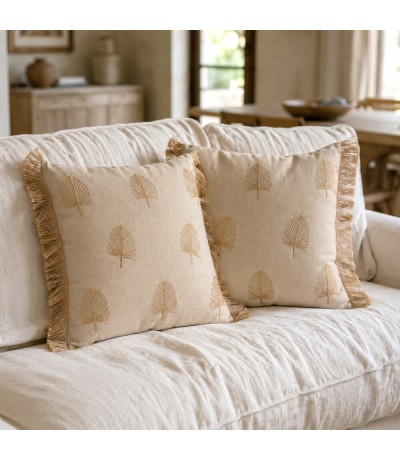 Set de 2 cojines con relleno de algodón bordado en color beige. Mdmhogar