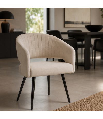 Silla de comedor tapizada beige respaldo envolvente patas negras. Mdmhogar