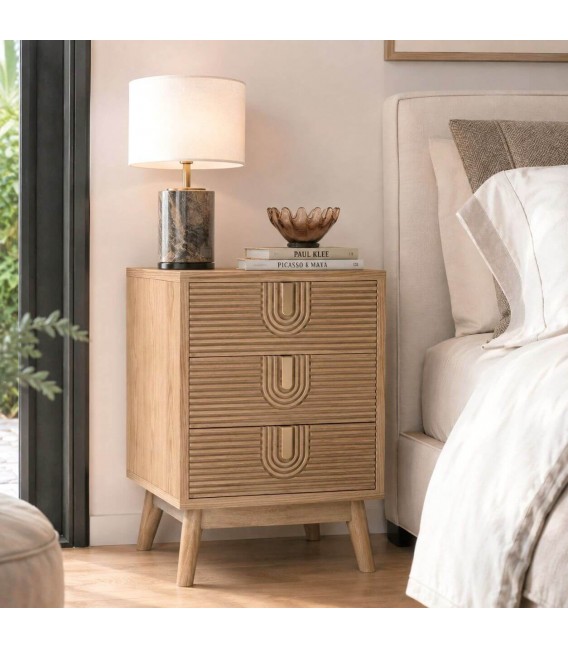 Mesita de noche de madera natural tallada con tres cajones dorados. Mdmhogar