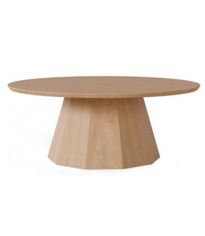 Mesa de centro redonda en roble natural con base geométrica.