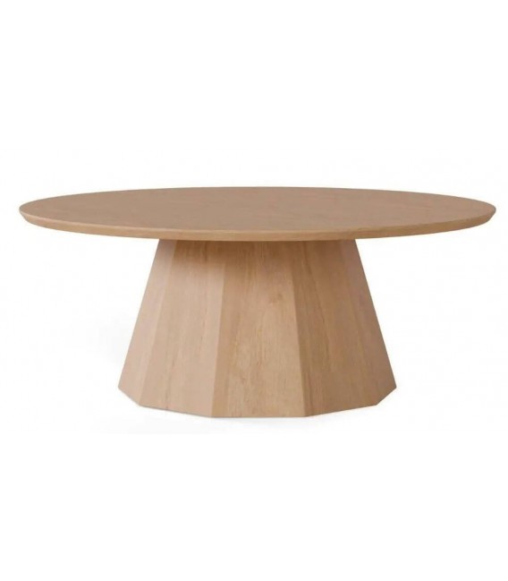 Mesa de centro redonda en roble natural con base geométrica.