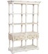 Estantería de madera maciza decapada en beige de estilo romántico.