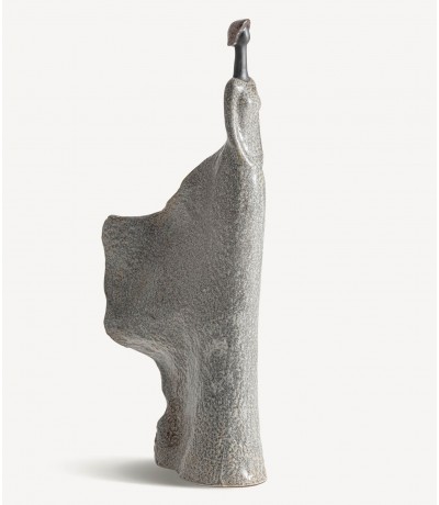 Figura decorativa alta cerámica gris jaspeada estilo art decó