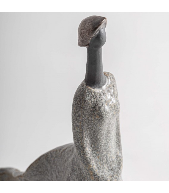 Figura decorativa alta cerámica gris jaspeada estilo art decó 1