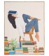 Cuadro vertical de mujer leyendo con libros y marco efecto madera