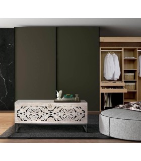 Baúl étnico grande de madera tallada blanqueada base metálica gris. Mdmhogar