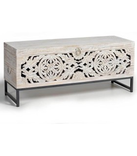 Baúl étnico grande de madera tallada blanqueada base metálica gris.