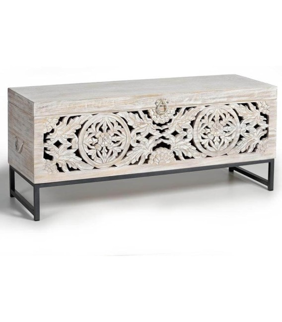 Baúl étnico grande de madera tallada blanqueada base metálica gris.