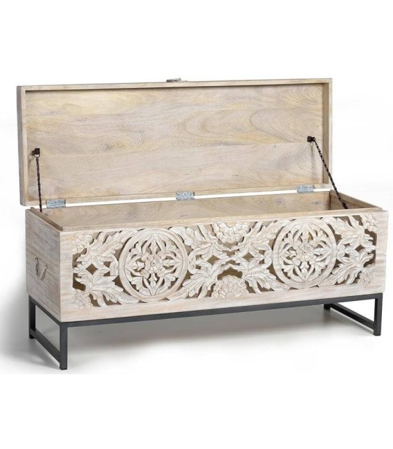 Baúl étnico grande de madera tallada blanqueada base metálica gris. 2