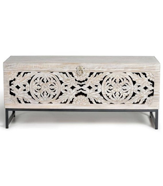 Baúl étnico grande de madera tallada blanqueada base metálica gris. 1