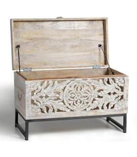Baúl pequeño artesanal de madera tallada blanqueada y metal gris.