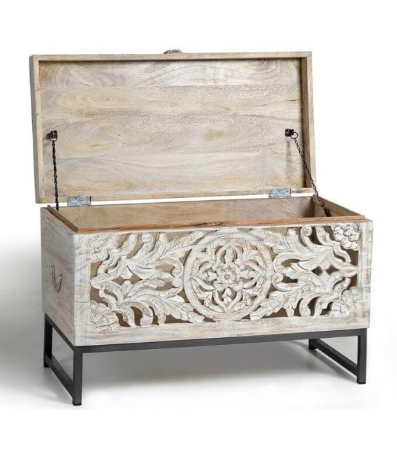 Baúl pequeño artesanal de madera tallada blanqueada y metal gris.