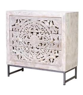 Cómoda étnica con 3 cajones de madera tallada y base metálica gris.