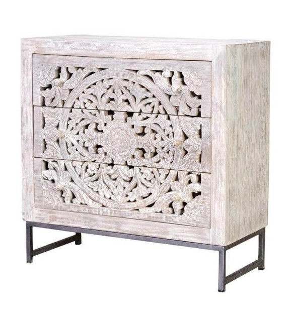 Cómoda étnica con 3 cajones de madera tallada y base metálica gris.