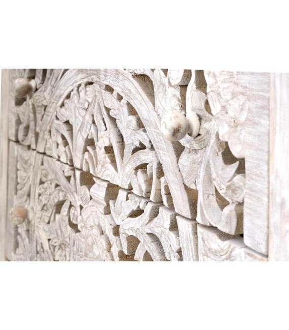 Cómoda étnica con 3 cajones de madera tallada y base metálica gris. 3