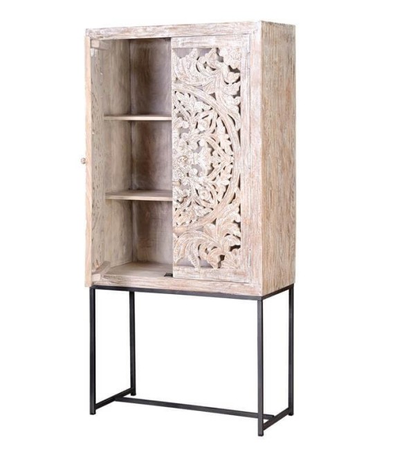 Alacena étnica de madera tallada blanqueada con base metálica gris. 1