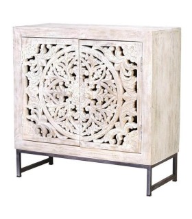 Taquillón étnico de madera blanqueada tallada con base gris de metal.