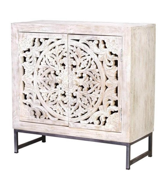 Taquillón étnico de madera blanqueada tallada con base gris de metal.