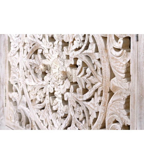 Taquillón étnico de madera blanqueada tallada con base gris de metal. 4