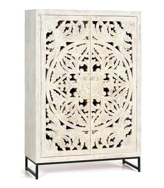 Armario alto de madera tallada blanqueada con base metálica gris.