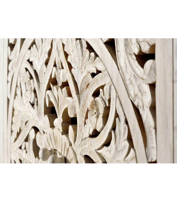 Armario alto de madera tallada blanqueada con base metálica gris. 5