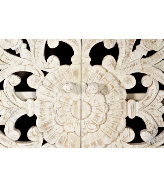 Armario alto de madera tallada blanqueada con base metálica gris. 6